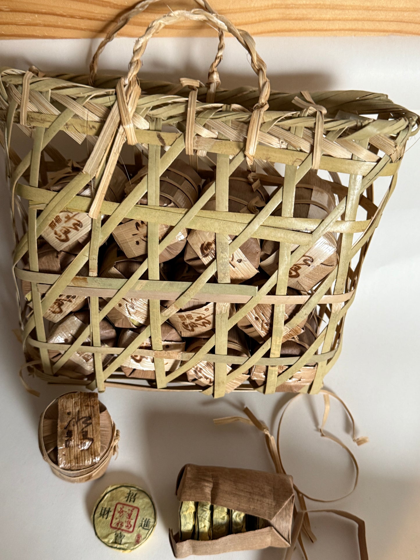 Mini Bingdao Spring Tea Cake冰岛生茶饼(8g/piece, 7 pieces per palm-leaf mini bucket)