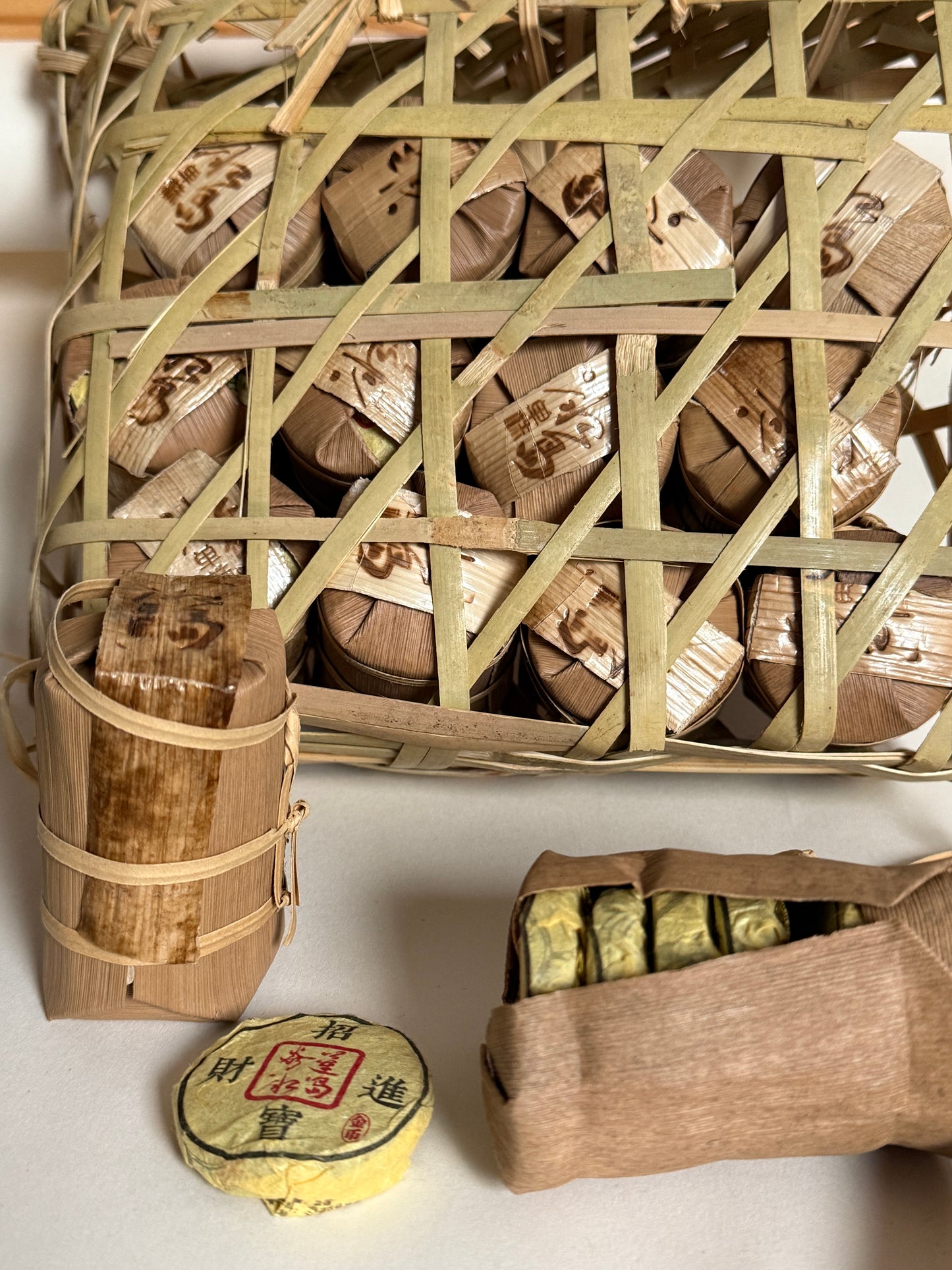 Mini Bingdao Spring Tea Cake冰岛生茶饼(8g/piece, 7 pieces per palm-leaf mini bucket)