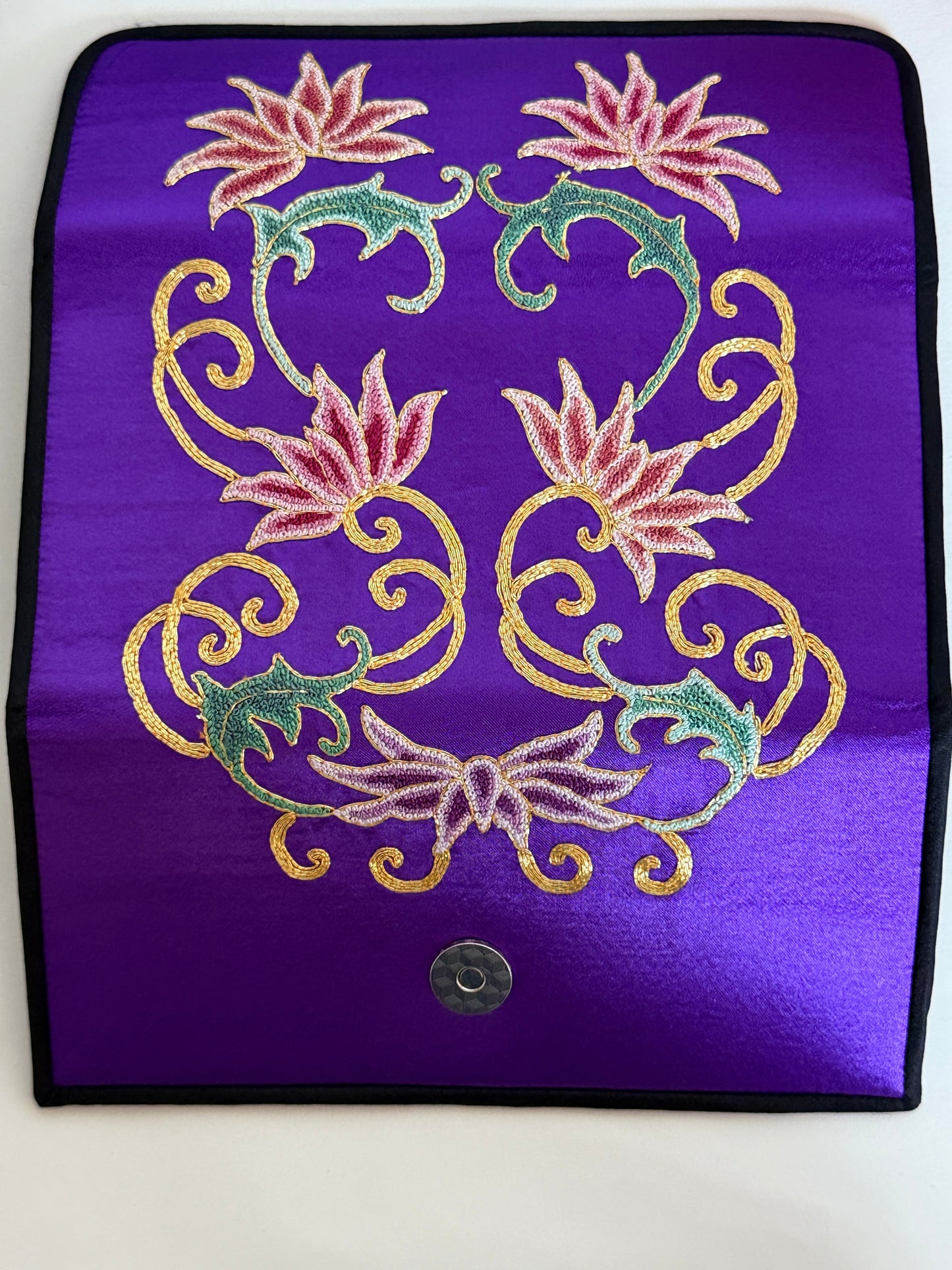 Yunnan Handmade Embroidered Cardholder – A Fusion of Heritage & Modern Elegance