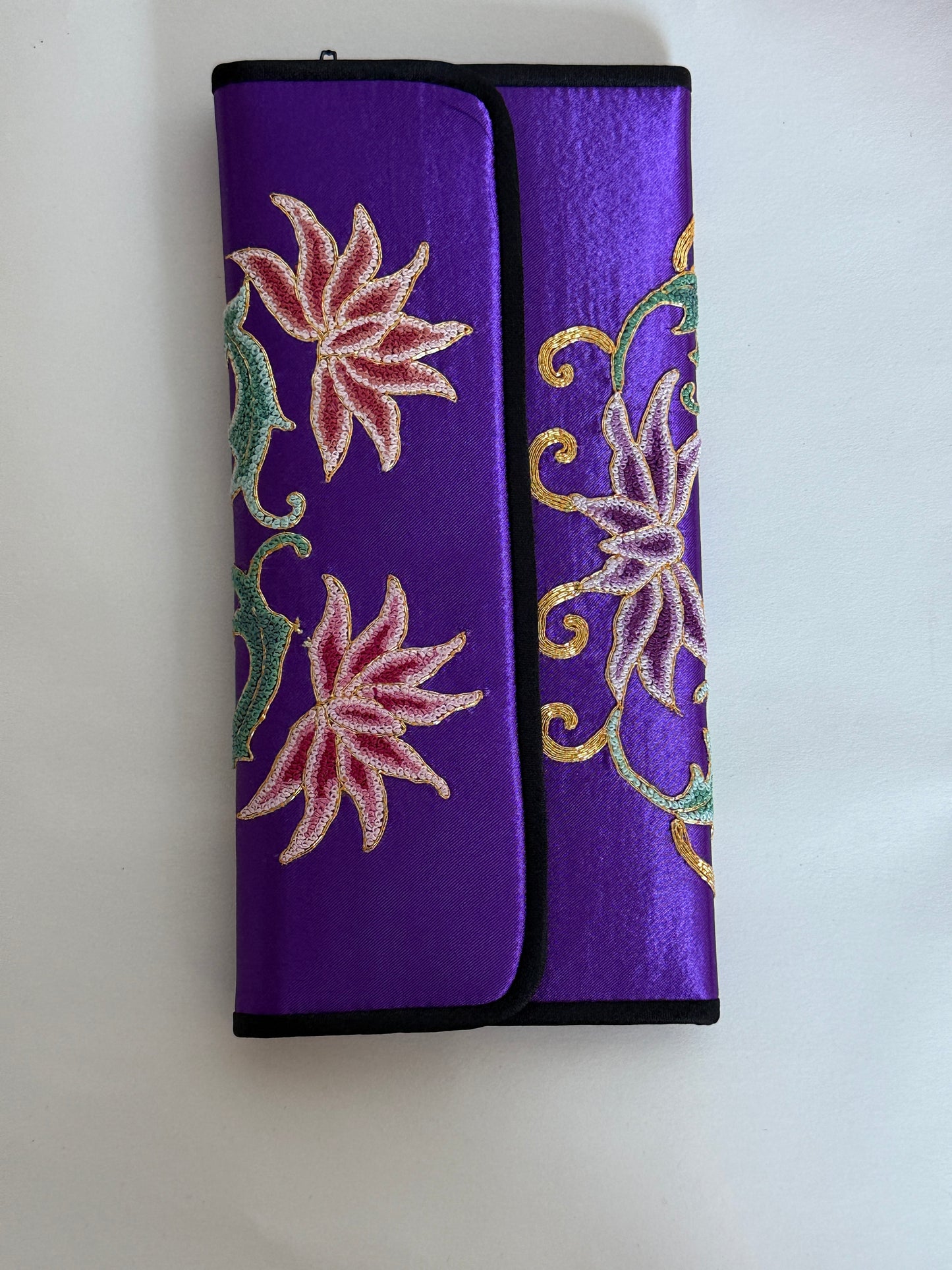 Yunnan Handmade Embroidered Cardholder – A Fusion of Heritage & Modern Elegance