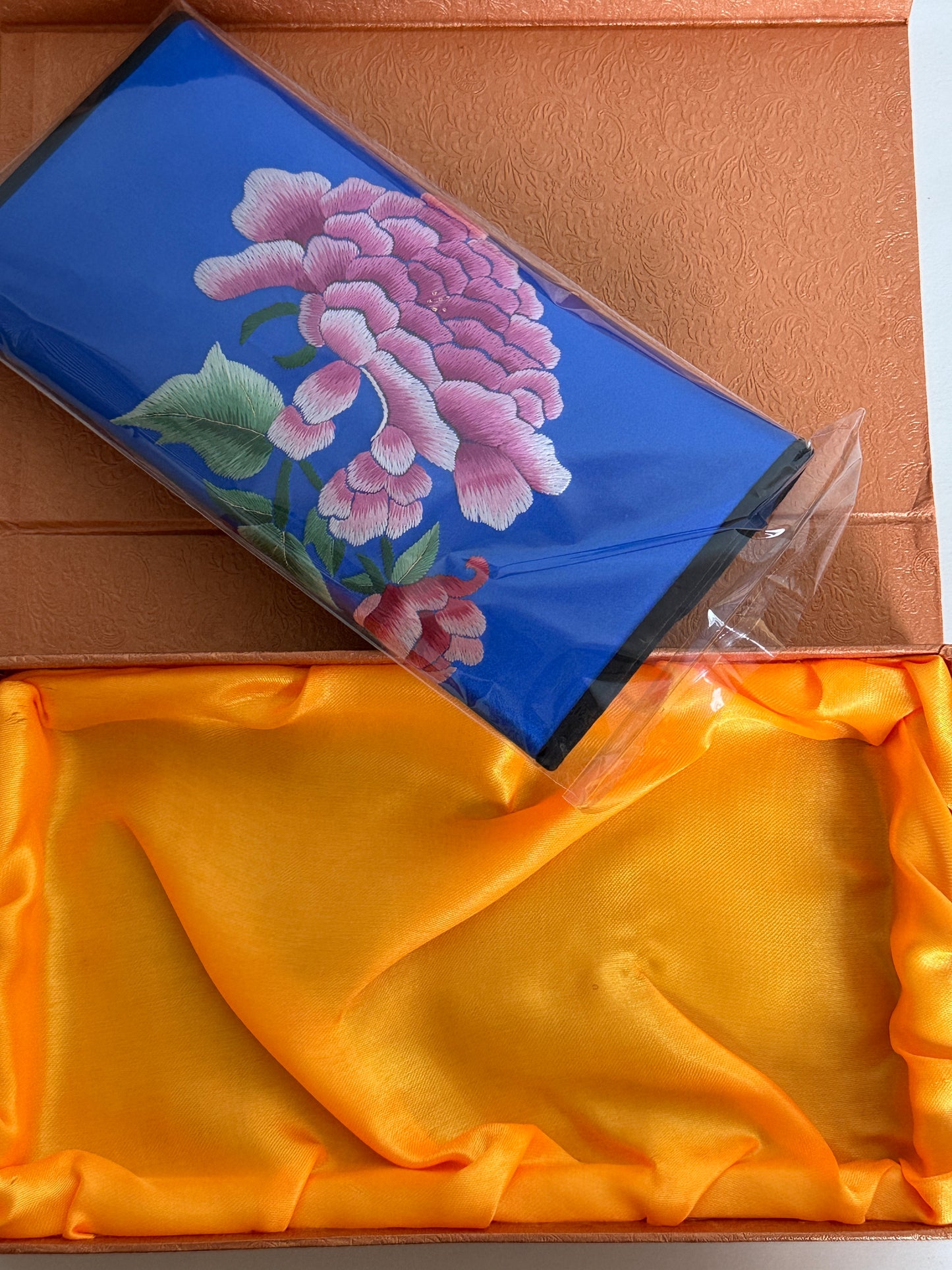 Yunnan Handmade Embroidered Cardholder – A Fusion of Heritage & Modern Elegance