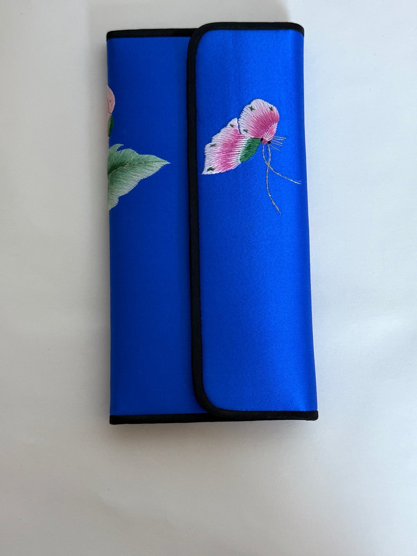 Yunnan Handmade Embroidered Cardholder – A Fusion of Heritage & Modern Elegance
