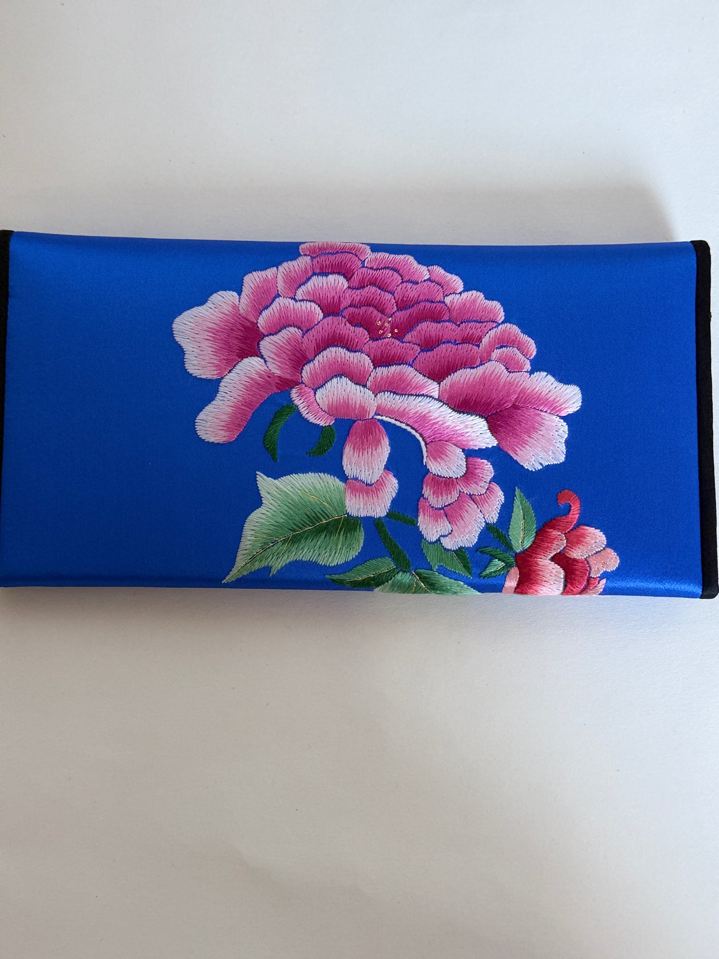 Yunnan Handmade Embroidered Cardholder – A Fusion of Heritage & Modern Elegance