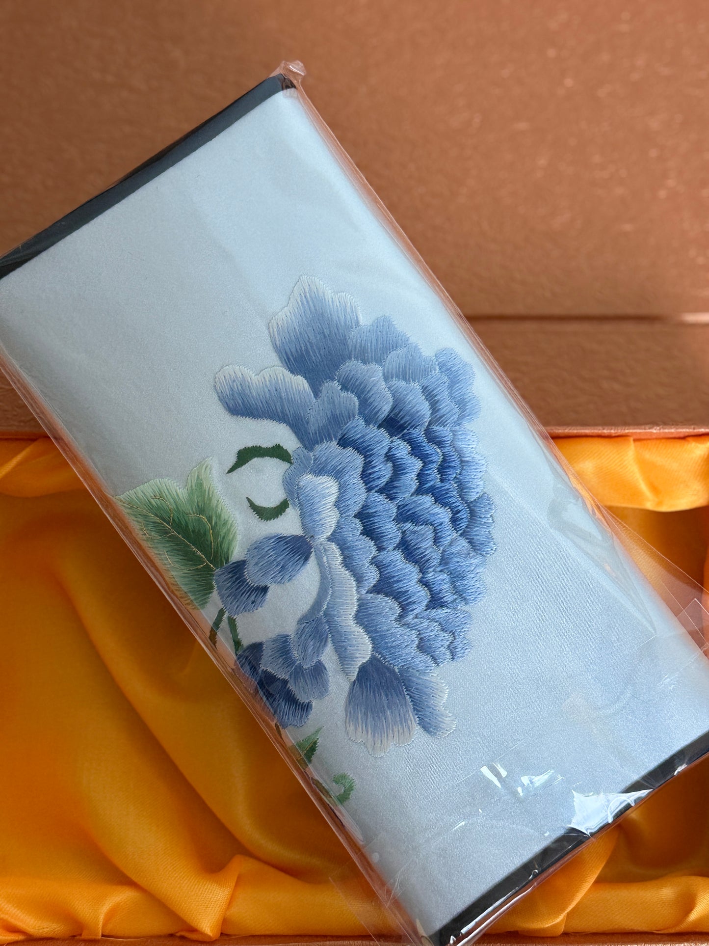 Yunnan Handmade Embroidered Cardholder – A Fusion of Heritage & Modern Elegance