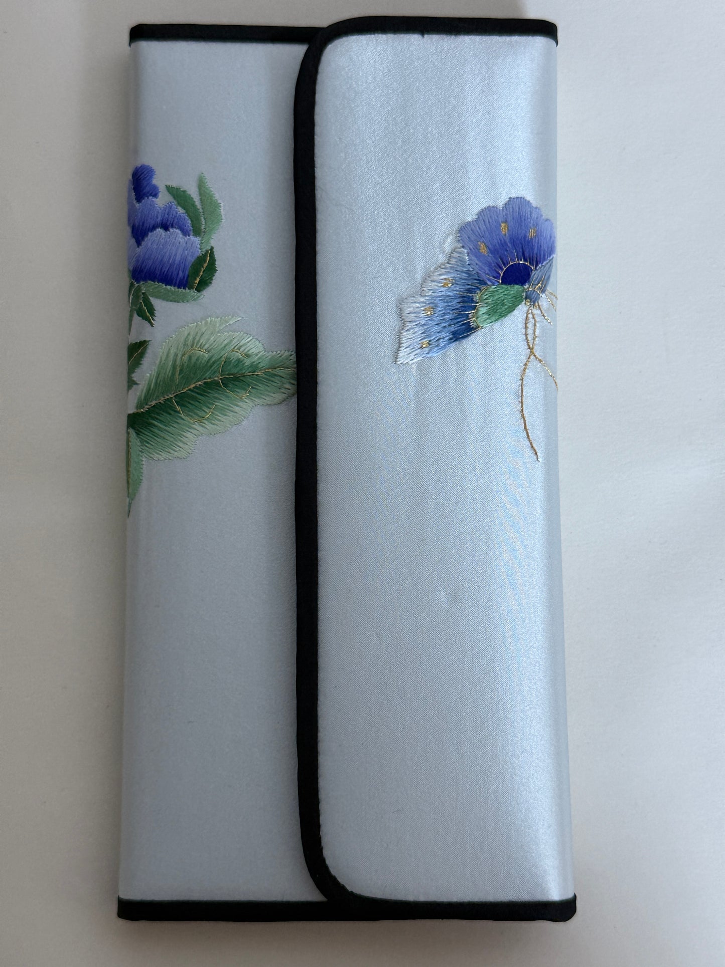 Yunnan Handmade Embroidered Cardholder – A Fusion of Heritage & Modern Elegance