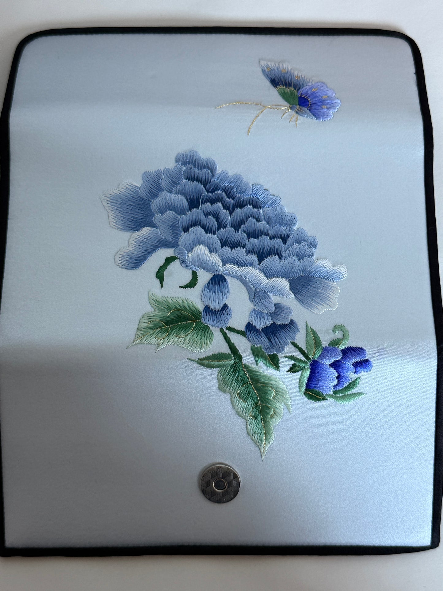 Yunnan Handmade Embroidered Cardholder – A Fusion of Heritage & Modern Elegance