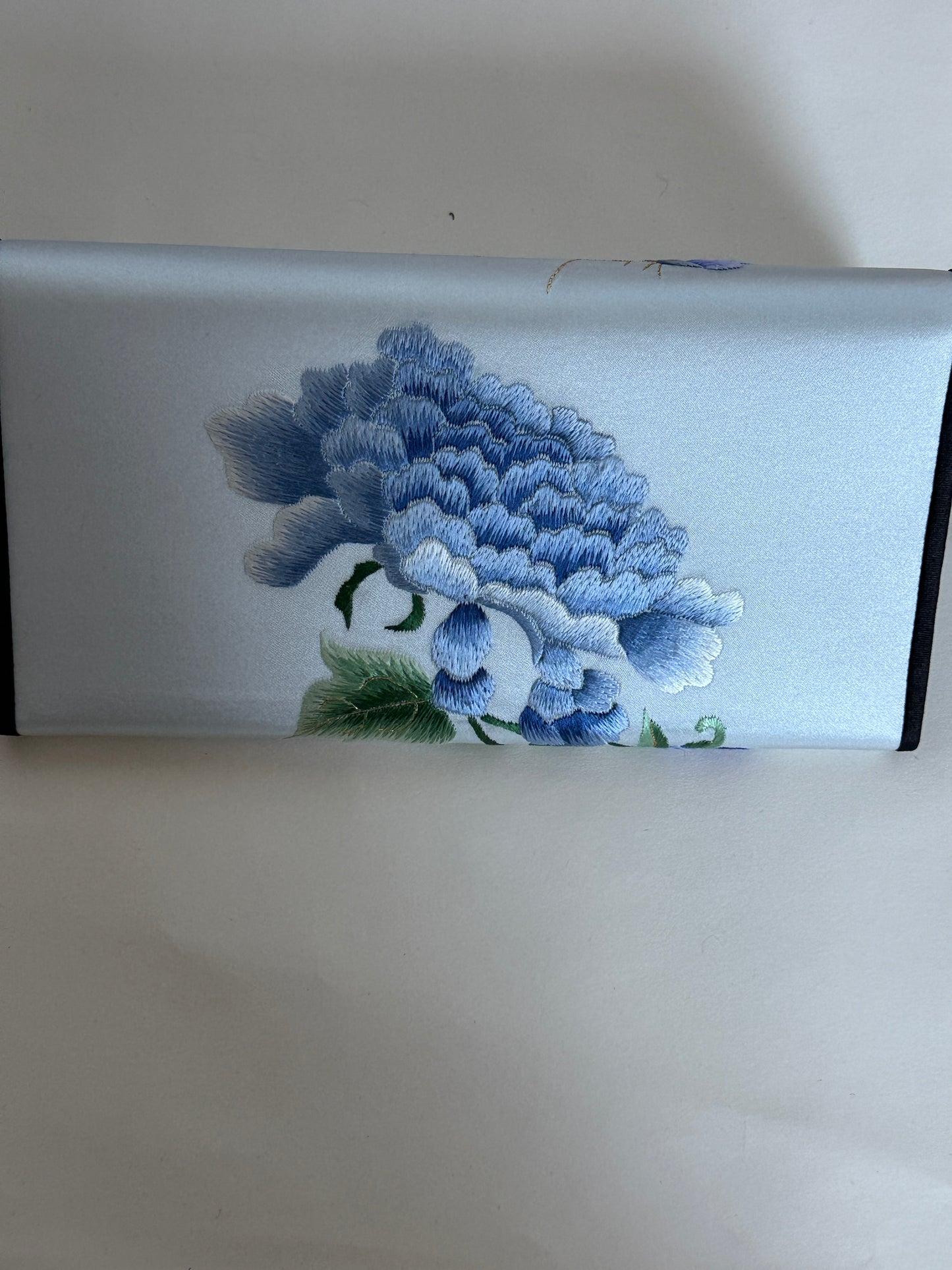 Yunnan Handmade Embroidered Cardholder – A Fusion of Heritage & Modern Elegance