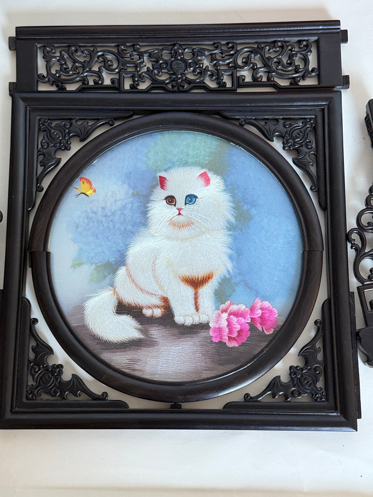 Handcrafted Double-Sided Embroidery Artwork - The Cat, from Yunnan's Intangible Cultural Heritage