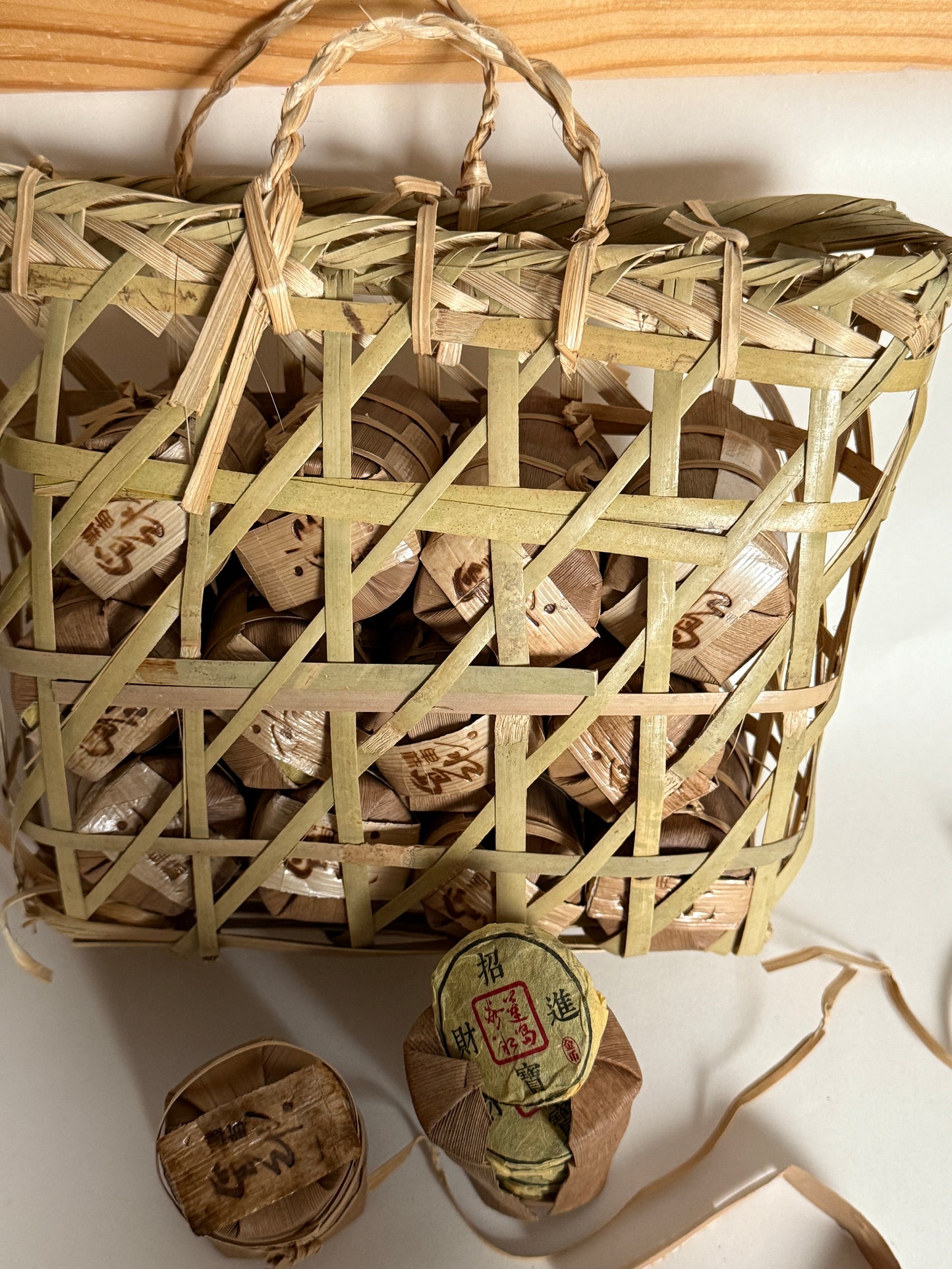 Mini Bingdao Spring Tea Cake冰岛生茶饼(8g/piece, 7 pieces per palm-leaf mini bucket)